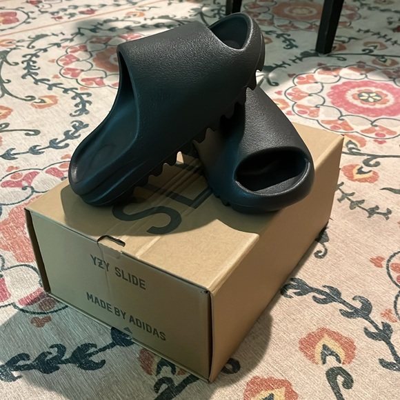 Yeezy slide size 6 Men (size 7 women) - Picture 4 of 6